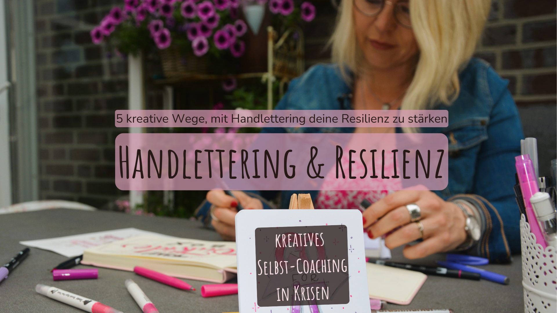 Im Hintergrund sitzt Tina und lettert, hinter ihr eine schöne Blumen-Kulisse. Im Vordergrund der Titel des Blog-Artikels