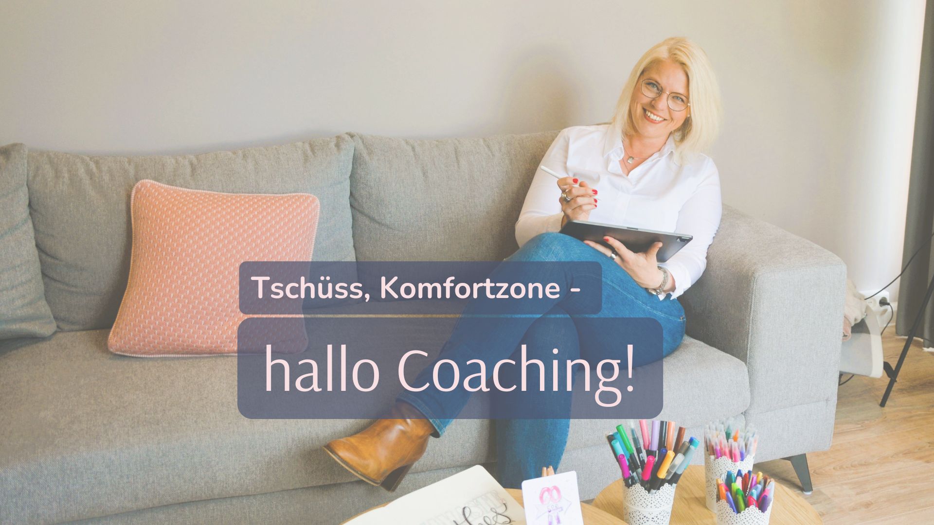 Tina sitzt auf der Couch, das IPad auf den Knien. Im Vordergrund der Titel des Blog-Artikels.