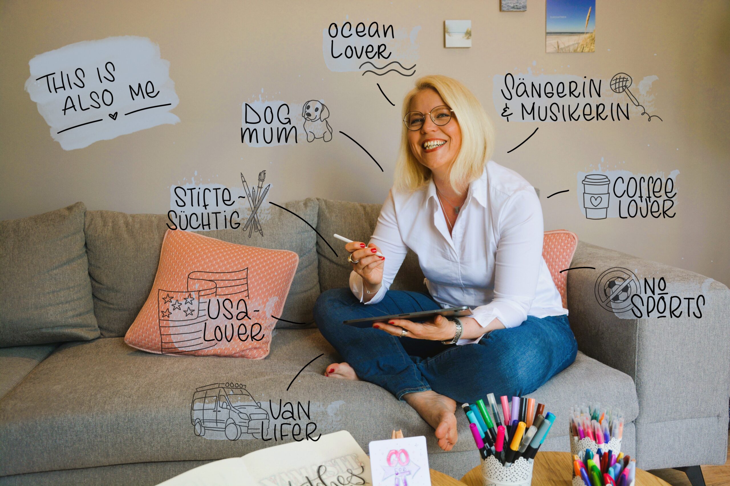 Tina sitzt auf der Couch, in der Hand ein IPad und schaut lachend in die Kamera. Um sie herum geschrieben, was sie sonst noch mag und ausmacht. Titel in der Ecke: "This is also me" - "Das bin ich auch".