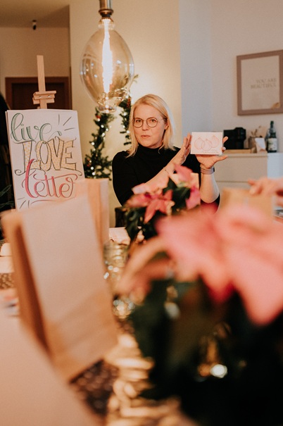Bei ihrem Handlettering-Workshop erklärt Tina das Vorgehen bein einem Lettering-Projekt
Foto-Credits: Ann-Christin Wegmann