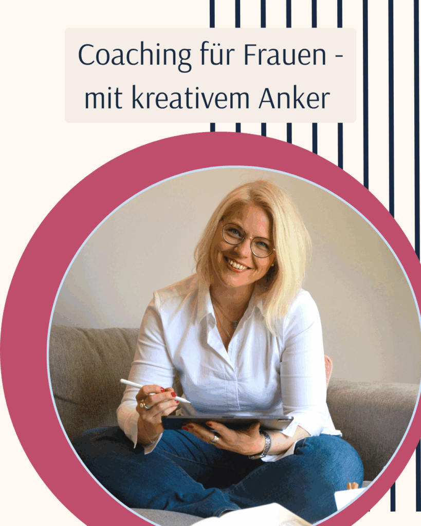 Tina sitzt auf der Couch, ein IPad in der Hand. Über dem Foto ein Hinweis auf ihre Job-Bezeichnung: "Coaching für Fauen - mit kreativem Anker".