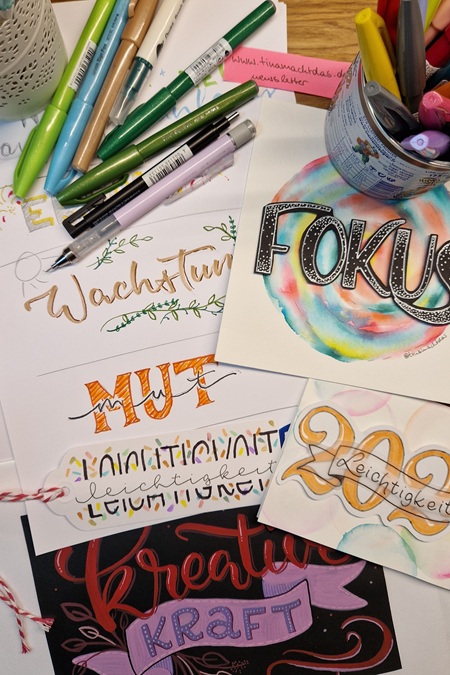 Kreativer Tisch mit vielen Muster-Letterings und vielen farbigen Stiften nach einem Instagram-Live