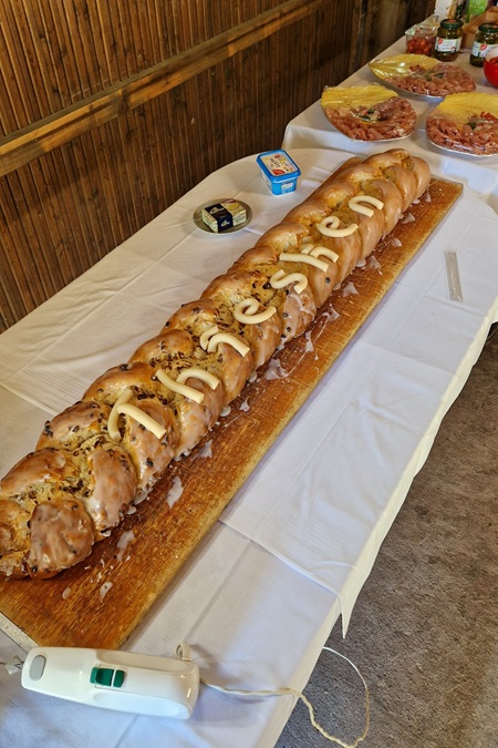 In einer rustikalen Scheune liegt auf einem Klapptisch ein großer "Kilmerstuten"