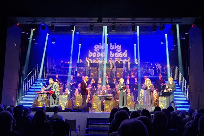 Die Bühne zum Gala-Abend der Big Band Bösel in der Stadthalle Cloppenburg -voll besetzt mit Musikern