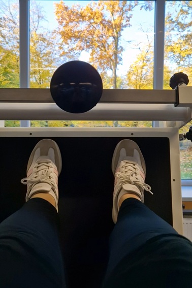 Zwei Füße auf einer Beinpresse im Reha-Zentrum