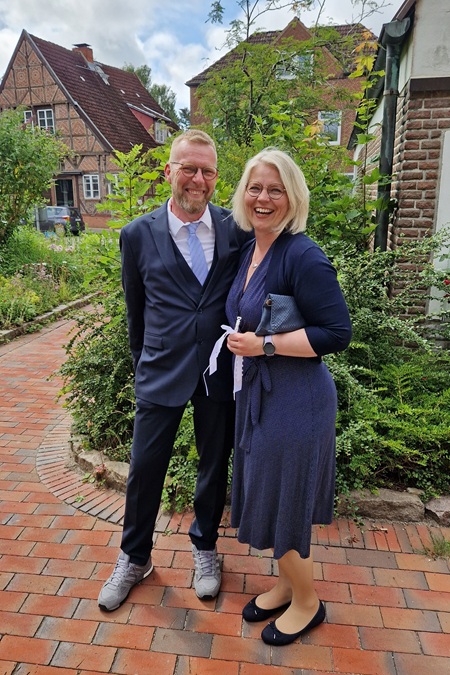 Tina und ihr Partner in schickem Outfit für eine Hochzeit