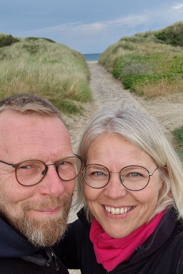 Tina und ihr Partner am Strandübergang in Skagen
