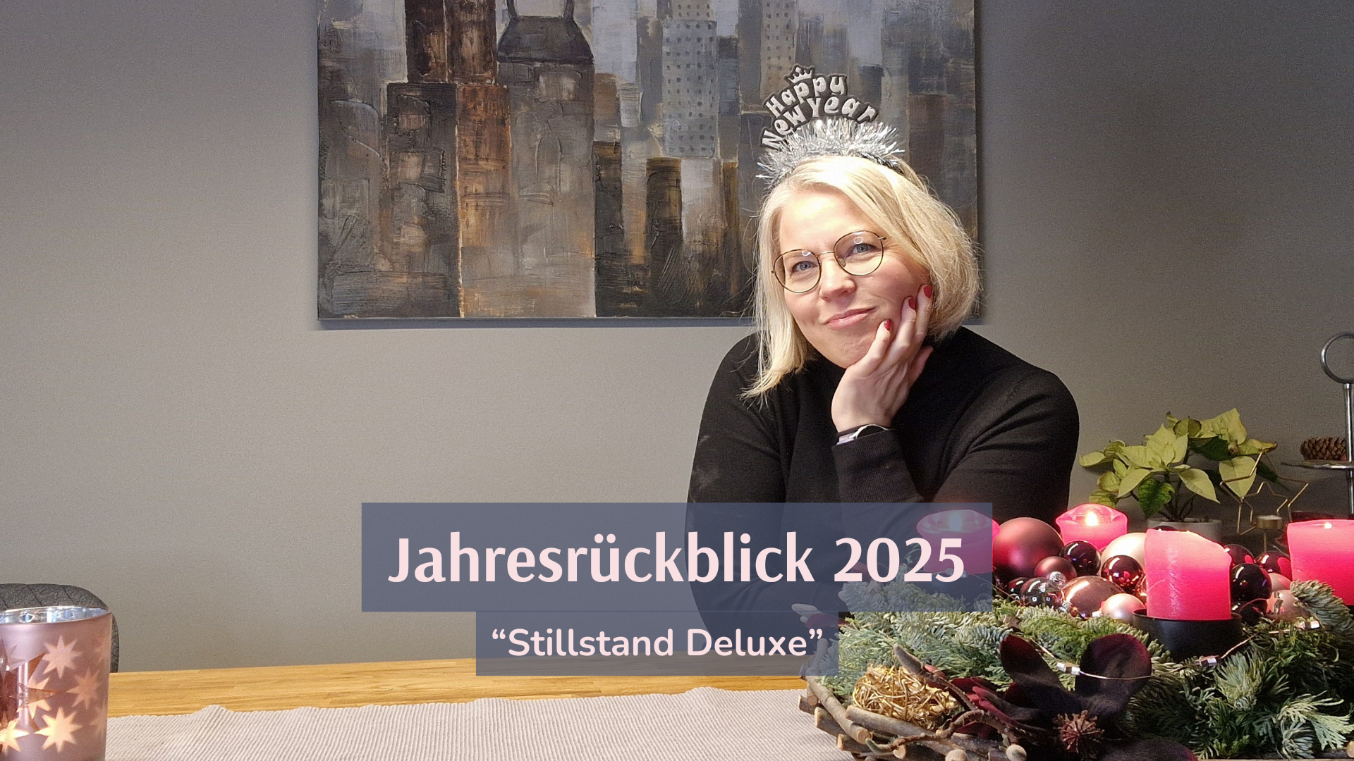 Tina sitzt am Esszimmer-Tisch, auf dem Kopf ein Haarreif mit dem Aufsatz "Happy New Year". Im Vordergrund ein Adventskranz